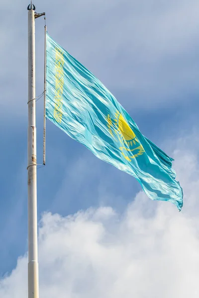 Kazah Köztársaság Zászlaja Kék Szélég Felhői Háttérben — Stock Fotó