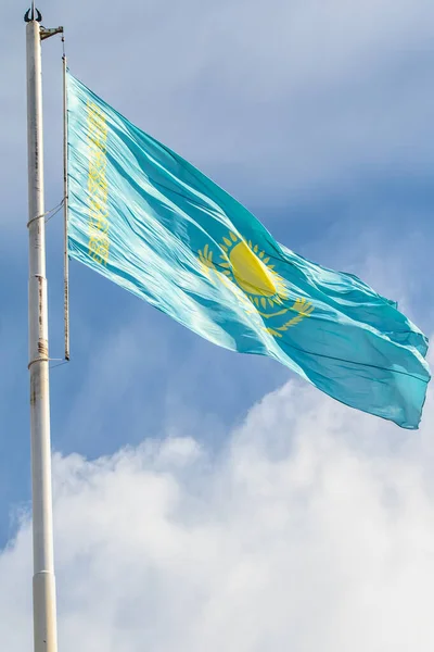 哈萨克斯坦共和国国旗在蓝天 风云背景 — 图库照片