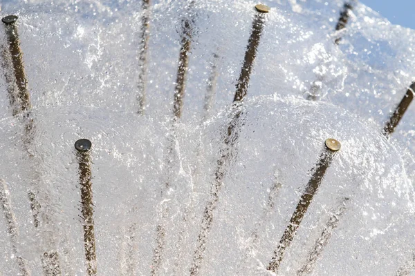 Water Spatten Van Een Metalen Cirkel Fontein — Stockfoto