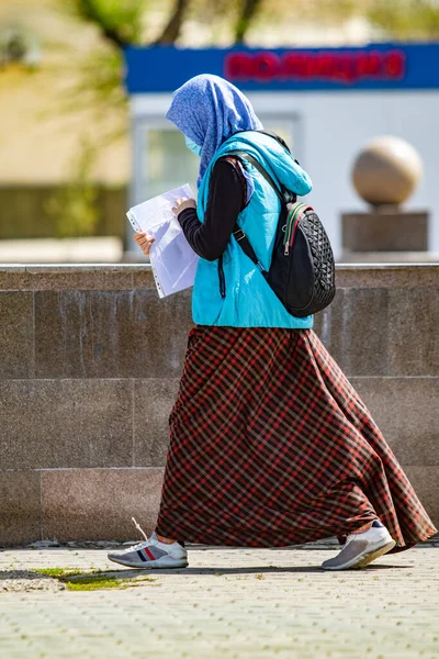 Мусульманская Девушка Шарфе Идет Мечеть — стоковое фото
