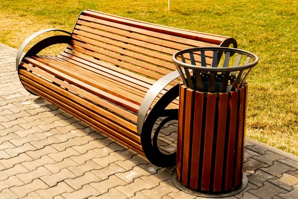 自然の春を描いた木製のベンチ — ストック写真
