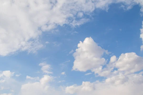 Vita Moln Mot Den Blå Himlen Liggande Daghimmel — Stockfoto