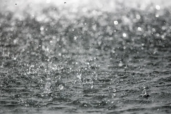 Grandes Gotas Água Salpicando Fundo Com Fundo Borrado — Fotografia de Stock