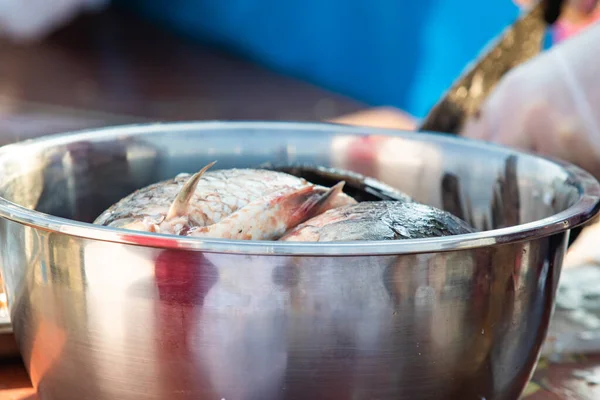 Sur Table Nettoyez Les Poissons Des Écailles Retirez Les Entrailles — Photo