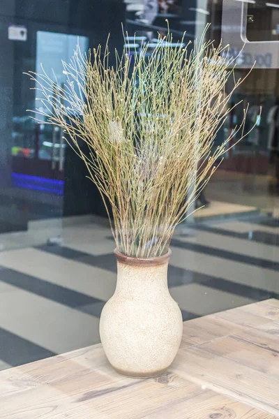 Vaso Com Galhos Secos Atrás Vidro Interior — Fotografia de Stock