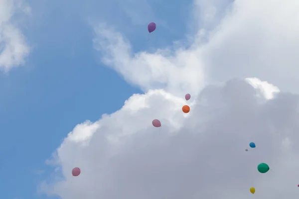 Baloanele Multicolore Zboară Cerul Albastru Nori — Fotografie, imagine de stoc
