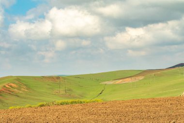 Manzara yeşil alan tepeler bulutlar ile gökyüzü