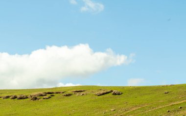 Manzara yeşil alan tepeler bulutlar ile gökyüzü