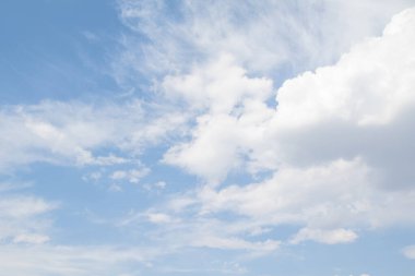 Beyaz Cumulus bulutlar ile mavi gökyüzü. Arka plan gökyüzü bulutlar.