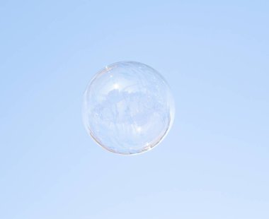 sabun köpüğü gökyüzüne karşı.