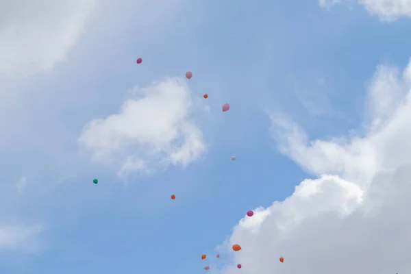 Baloanele Multicolore Zboară Cerul Albastru Nori — Fotografie, imagine de stoc