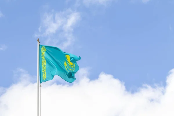 Bandeira República Cazaquistão Contra Céu Azul Vento — Fotografia de Stock