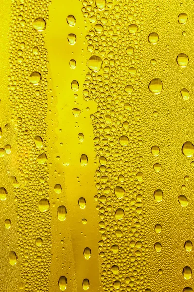 Gotas Agua Vaso Cerveza Fondo Amarillo Fondo Nebuloso —  Fotos de Stock