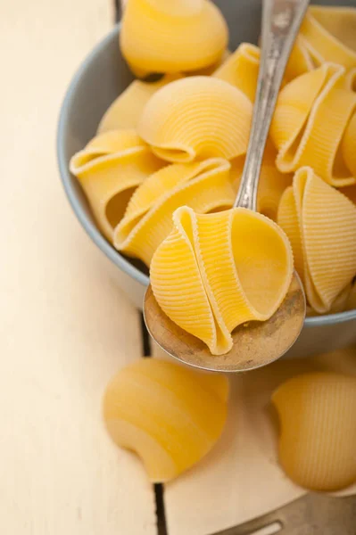 Italiensk Snigel Lumakoni Pasta Blå Skål Över Rustika Tabell Makro — Stockfoto