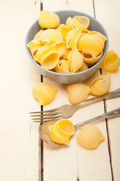 Italiensk Snigel Lumakoni Pasta Blå Skål Över Rustika Tabell Makro — Stockfoto