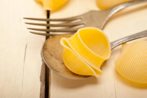 Italiensk Snigel Lumakoni Pasta Blå Skål Över Rustika Tabell Makro — Stockfoto