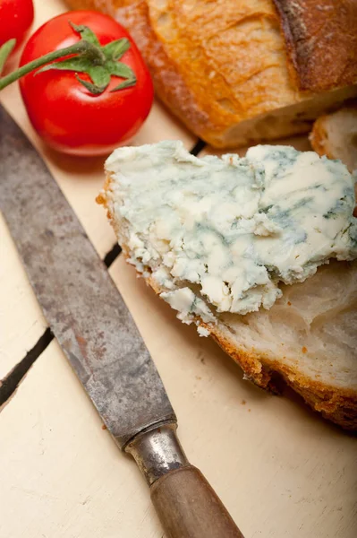 Queijo Azul Fresco Espalhar Ove Francês Baguete Com Tomate Cereja — Fotografia de Stock