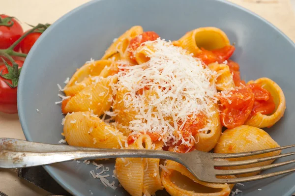 Macarrão Italiano Lumaconi Caracol Com Ingredientes Molho Tomate Cereja Maduro — Fotografia de Stock