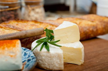 Fransız peyniri ve ekmeği.