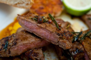 Kızarmış pirzola bifteği