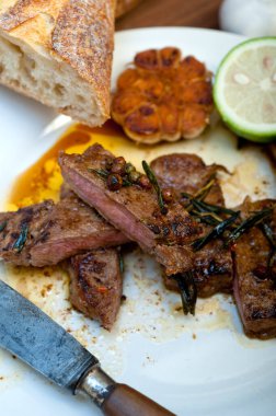 Kızarmış pirzola bifteği