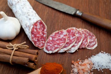 İtalyan salamı sosis.