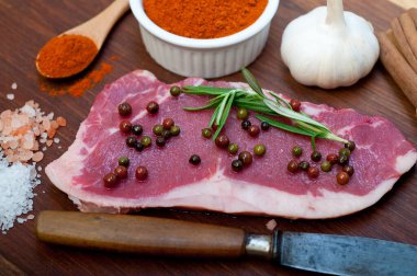 Çiğ pişmemiş biftek kasabı seçimi.