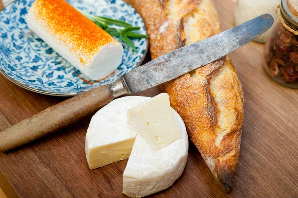 法国奶酪和切木刀上的新鲜面包 — 图库照片