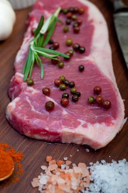 Çiğ pişmemiş biftek kasabı seçimi.