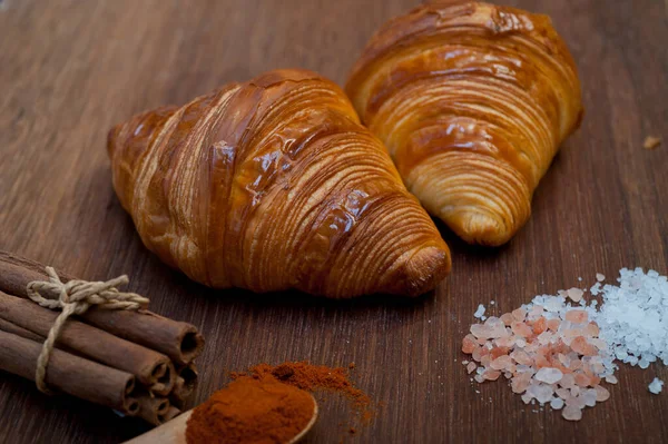 Francés Traditiona Croissant Brioche Mantequilla Pan Madera — Foto de Stock