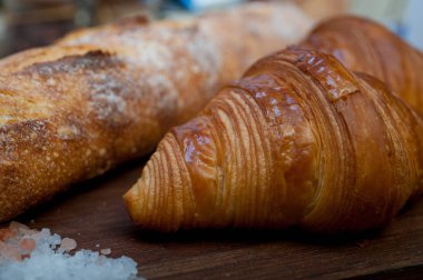 Fransız taze kruvasanı ve zanaatkar ekmek geleneği.