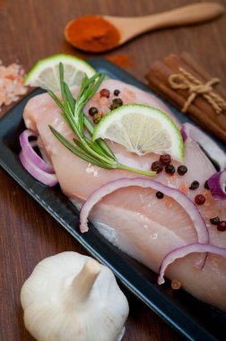 Bitki ve baharatlı taze organik tavuk göğsü.