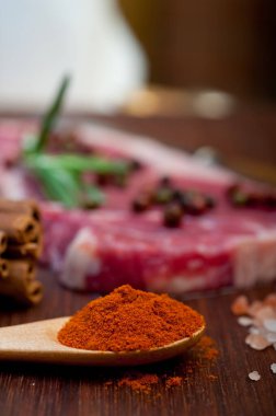 Çiğ pişmemiş biftek kasabı seçimi.