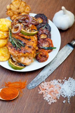 Kızarmış barbekü soslu tavuk göğsü, otlar ve baharatlar sade.