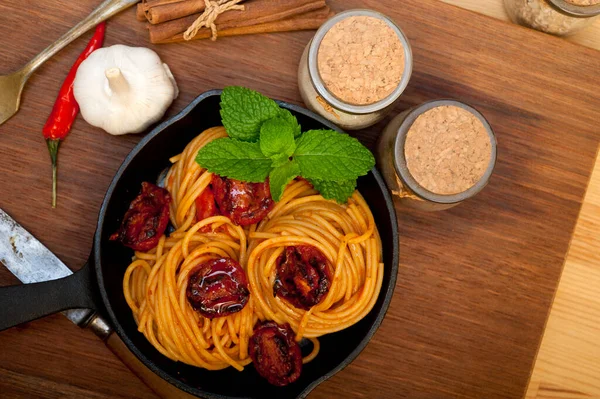 Italiaanse Spaghetti Pasta Tomaat Met Muntblaadjes Ijzeren Koekenpan Houten Plank — Stockfoto