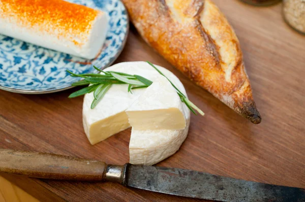 Formaggio Francese Baguette Fresche Tagliaboschi — Foto Stock