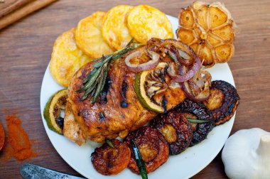 Kızarmış barbekü soslu tavuk göğsü, otlar ve baharatlar sade.