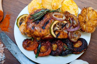 Kızarmış barbekü soslu tavuk göğsü, otlar ve baharatlar sade.