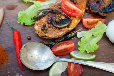 Ahşap kovuk ahşap güvertede tavuk göğsü pişirdi baharatlar ve sebzelerle.