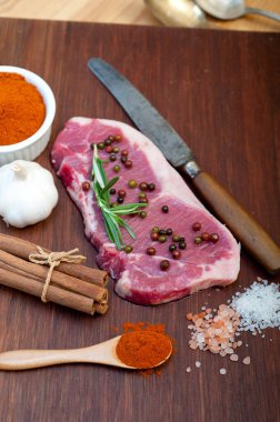 Çiğ pişmemiş biftek kasabı seçimi.