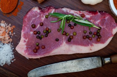 Çiğ pişmemiş biftek kasabı seçimi.