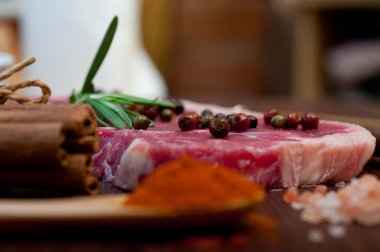 Çiğ pişmemiş biftek kasabı seçimi.