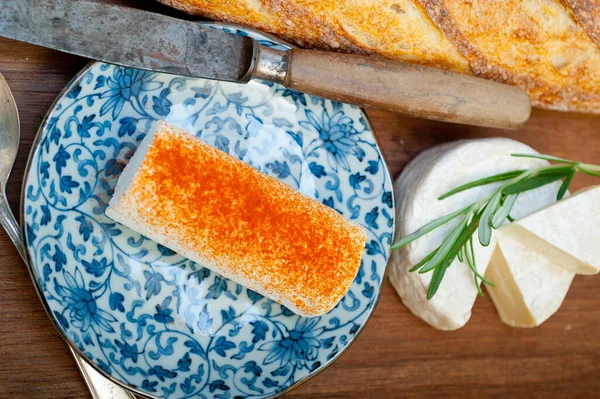 Fromage Français Baguette Fraîche Sur Coupe Bois — Photo