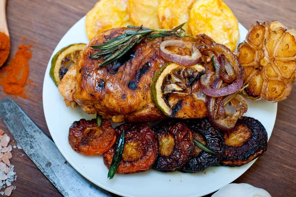 Kızarmış barbekü soslu tavuk göğsü, otlar ve baharatlar sade.