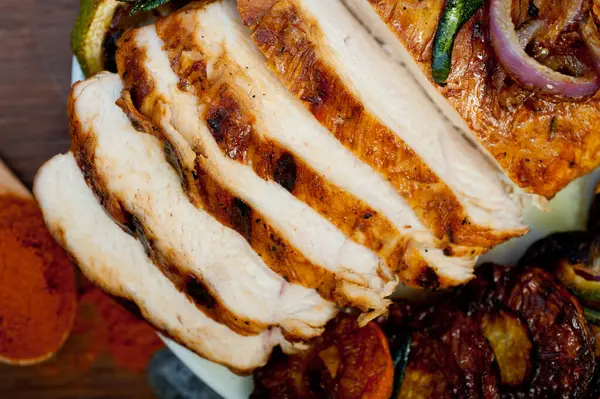 Kızarmış barbekü soslu tavuk göğsü, otlar ve baharatlar sade.