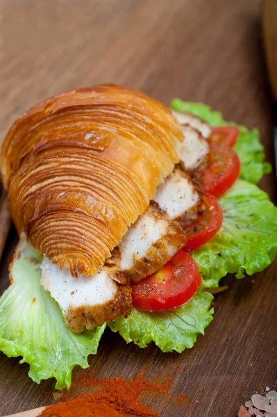 Pikantny Croissant Brioche Chleb Piersi Kurczaka Warzyw Stylu Rustykalnym — Zdjęcie stockowe