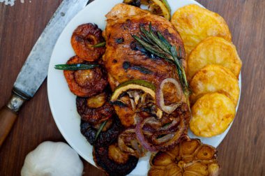 Kızarmış barbekü soslu tavuk göğsü, otlar ve baharatlar sade.
