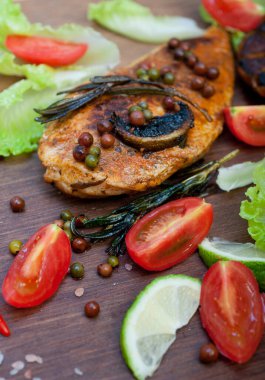 Ahşap kovuk ahşap güvertede tavuk göğsü pişirdi baharatlar ve sebzelerle.