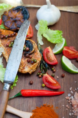 Ahşap kovuk ahşap güvertede tavuk göğsü pişirdi baharatlar ve sebzelerle.