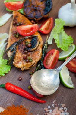 Ahşap kovuk ahşap güvertede tavuk göğsü pişirdi baharatlar ve sebzelerle.